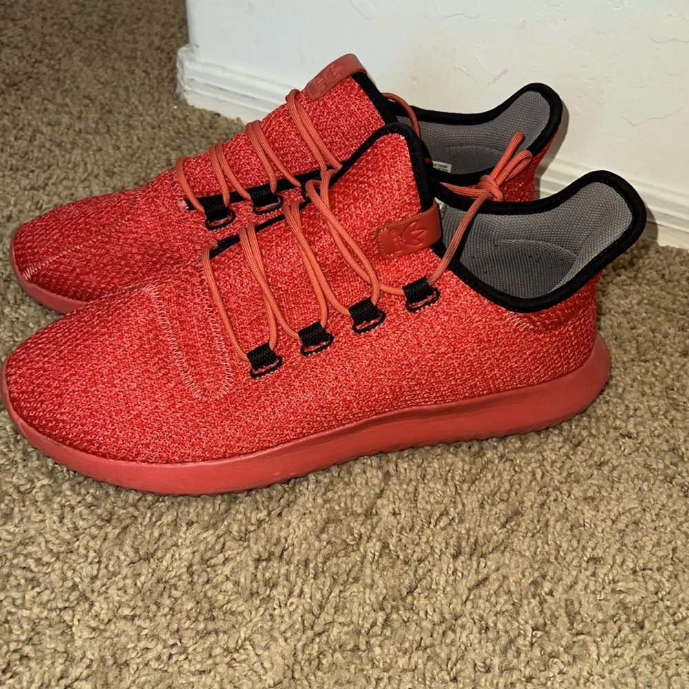 Red adidas Sneaker.